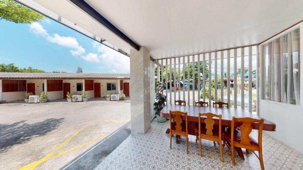 Deejai Hotel Si Racha Extérieur photo