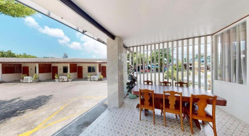 Deejai Hotel Si Racha Extérieur photo