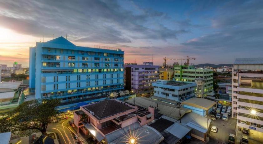 Deejai Hotel Si Racha Extérieur photo